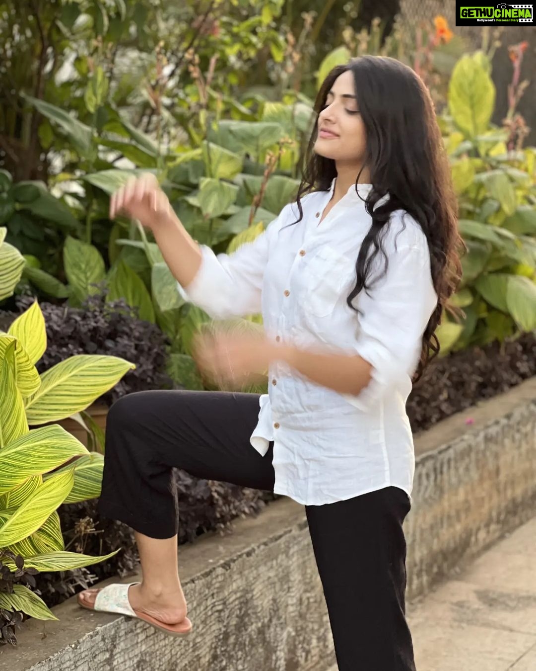 Shritama Mukherjee Instagram - Unfiltered, unedited, casual, comfortable, raw, mindful, conscious, natural - everything I want my 2023 to be. š Shirt by @blabelindia #happynewyear #newyearvibes #holidaymodeon #gratitude #love #peace Mumbai, Maharashtra