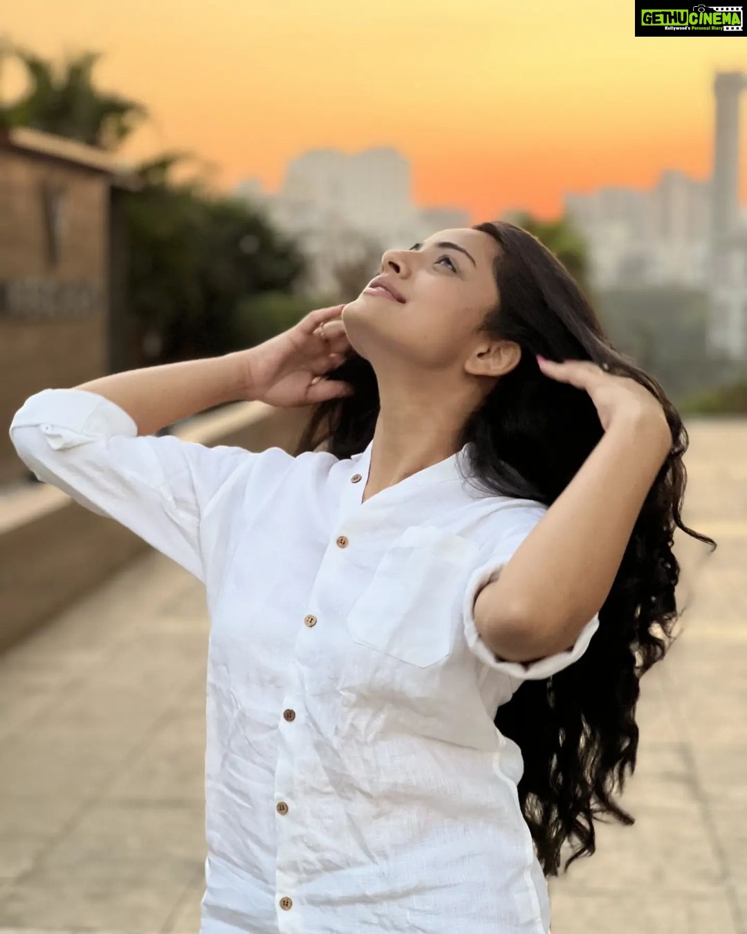 Shritama Mukherjee Instagram - Unfiltered, unedited, casual, comfortable, raw, mindful, conscious, natural - everything I want my 2023 to be. š Shirt by @blabelindia #happynewyear #newyearvibes #holidaymodeon #gratitude #love #peace Mumbai, Maharashtra
