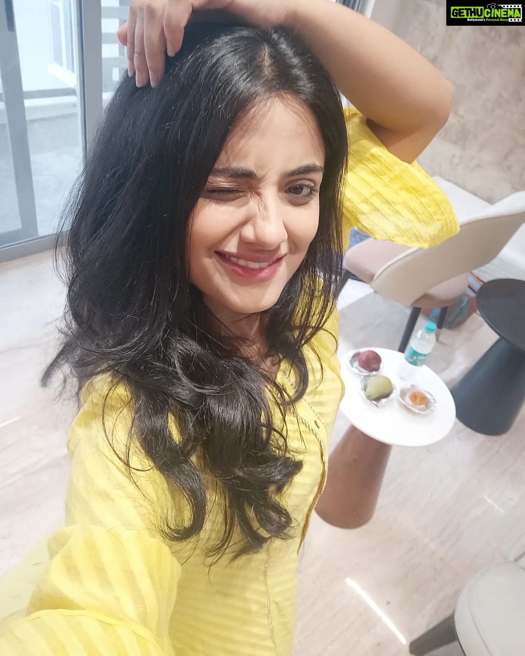 Shritama Mukherjee Instagram - Live a little 💛 #HappySunday😘