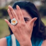 Shruti Seth Instagram - Flower jewellery 📸 @dontpanic79 Repost from @dontpanic79 • An impromptu flower-ring made by the daughter and happily modelled for by the mother. #evenings #shruphotodiary