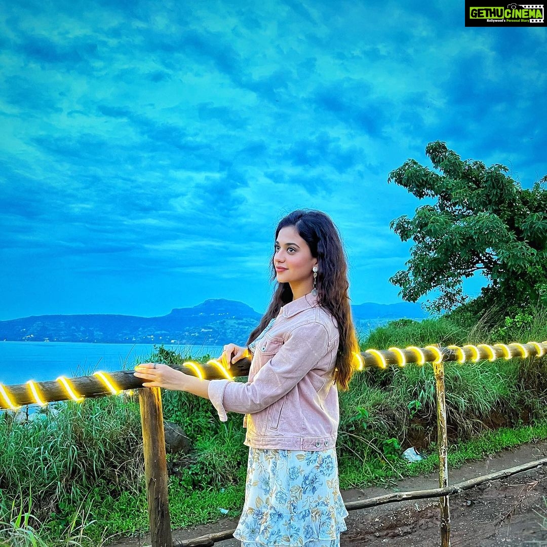 Shruti Sharma Instagram - It took me so many years to find the true meaning of life (still on it) !! What is more important… our temporary luxuries or peaceful soul!! I am working on mine. Honestly it is not easy to remain calm and peaceful between lost souls but one need to try!!! Hope you find yours too 💫 #omshanti 🙏🏻 #peace #happysoul #natureseekers #travel #explore #live Pawna Lake