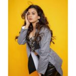 Shruti Sharma Instagram - 🦋☕🍿🛵🌇🪅 #90s #vibes #happysoul #blazer #checks #black #mycolor #style