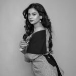 Shruti Sharma Instagram - 🦋☕🍿🛵🌇🪅 #90s #vibes #happysoul #blazer #checks #black #mycolor #style