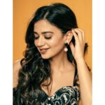 Shruti Sharma Instagram - 🦋☕🍿🛵🌇🪅 #90s #vibes #happysoul #blazer #checks #black #mycolor #style