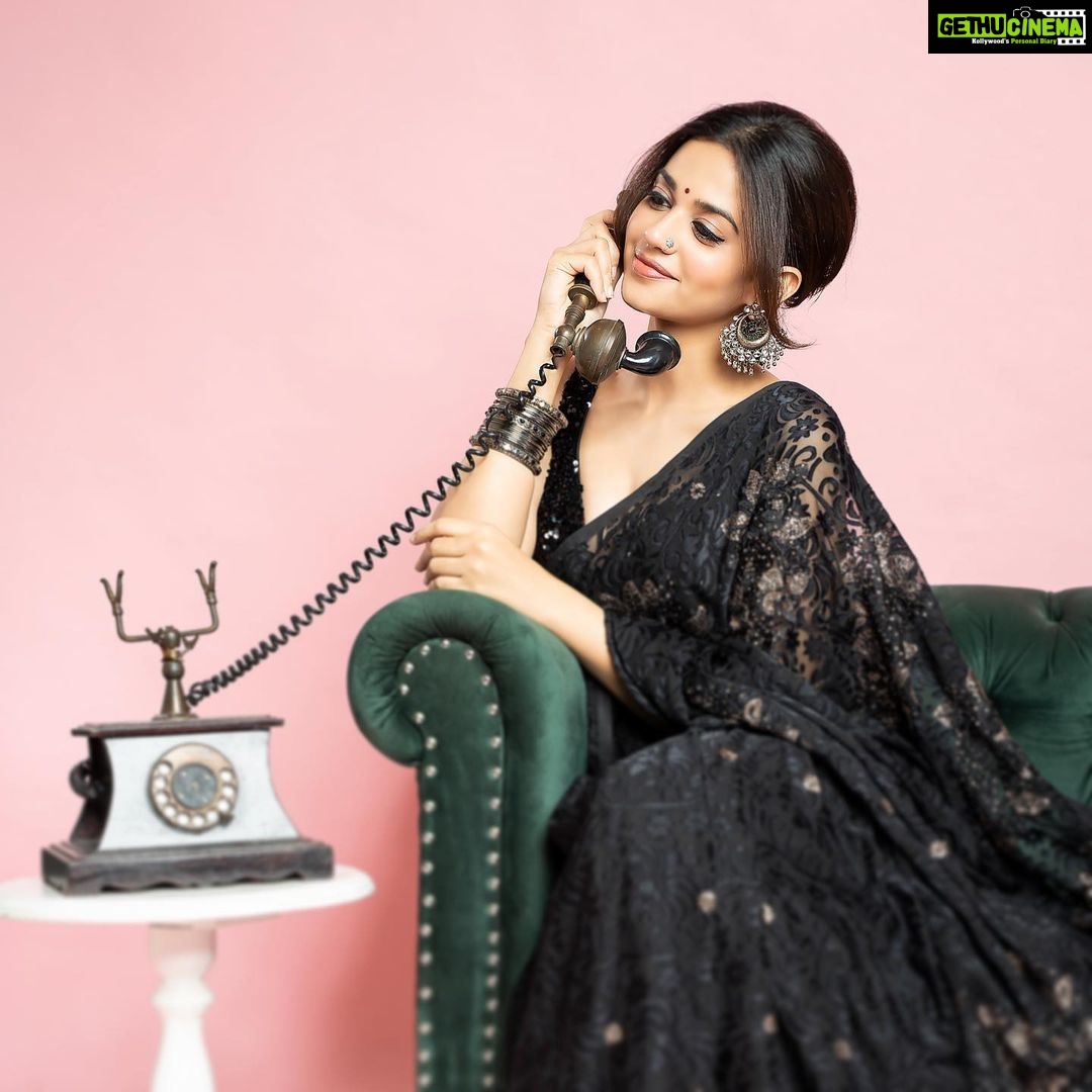 Shruti Sharma Instagram - Mere Har Lafz Pe…Tera Hi Zikr Hai Yeh Dil Sun Raha…Jo Bhi Teri fiqar Hai Tujhe Har Ghadi Yaar…Yaad Mein Kyun Karu Tere Khwaabon Ka…Intezar Main Kyun Karu?! 🌸☺️ 💇🏻♀️ @makeover_by_anis 💅🏻 @celebsmakeupbysejal #retro #vintage #oldsoul #nostalgia #newbeginnings #life #happiness 💓