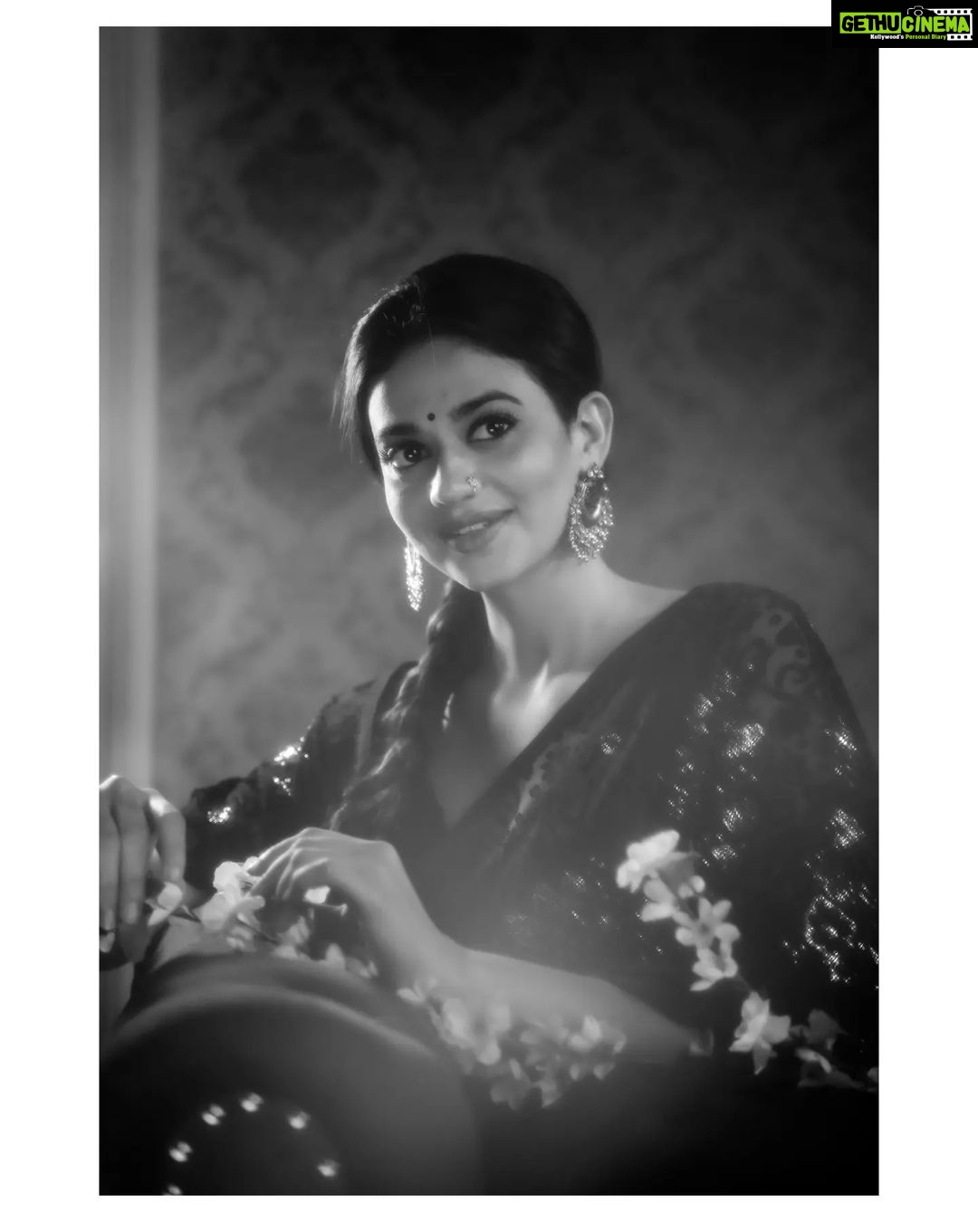 Shruti Sharma Instagram - आंखें थीं जो कह गईं सब कुछ, लफ्ज़ होते तो मुकर गए होते । - गुलज़ार 📸 @nikhil.p.sawant Makeup @celebsmakeupbysejal Hair @makeover_by_anis #oldsoul #era #retroaesthetic #aesthetic #blackandwhite #peaceful
