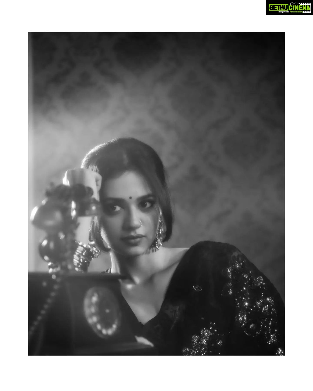 Shruti Sharma Instagram - आंखें थीं जो कह गईं सब कुछ, लफ्ज़ होते तो मुकर गए होते । - गुलज़ार 📸 @nikhil.p.sawant Makeup @celebsmakeupbysejal Hair @makeover_by_anis #oldsoul #era #retroaesthetic #aesthetic #blackandwhite #peaceful