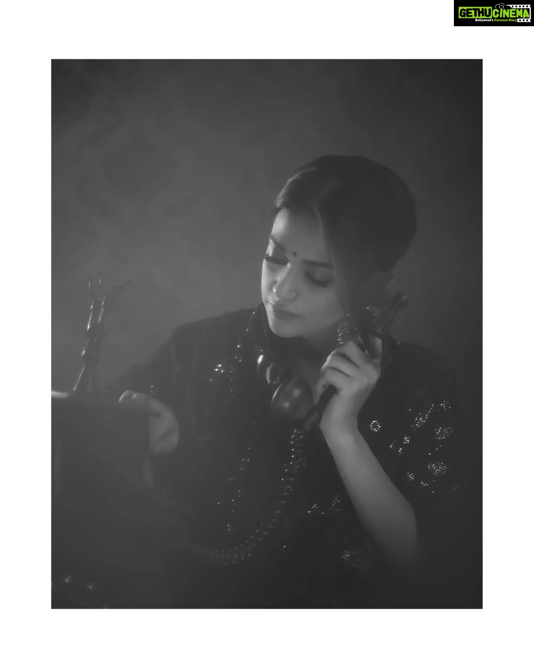 Shruti Sharma Instagram - आंखें थीं जो कह गईं सब कुछ, लफ्ज़ होते तो मुकर गए होते । - गुलज़ार 📸 @nikhil.p.sawant Makeup @celebsmakeupbysejal Hair @makeover_by_anis #oldsoul #era #retroaesthetic #aesthetic #blackandwhite #peaceful