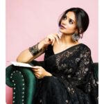 Shruti Sharma Instagram - बस बैठे, गुफ्तगू की.... और चल दिए... Wearing #momssaree😍 Makeup @celebsmakeupbysejal Hair @makeover_by_anis 📸 @nikhil.p.sawant #oldschool #retro #classic #favourites #momssaree 😌 #postoftheday