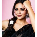 Shruti Sharma Instagram - बस बैठे, गुफ्तगू की.... और चल दिए... Wearing #momssaree😍 Makeup @celebsmakeupbysejal Hair @makeover_by_anis 📸 @nikhil.p.sawant #oldschool #retro #classic #favourites #momssaree 😌 #postoftheday