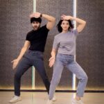 Shruti Sharma Instagram – Are we matching @akshaykumar energy?😍
–
.
.
@officialjoshapp 
Shot by : @versatile.saif x @jzee.video.pictures 
#Mainkhiladi #mohfam #dancevideo #shrutisharma #mohakmanghani #bollywood #bollywooddance