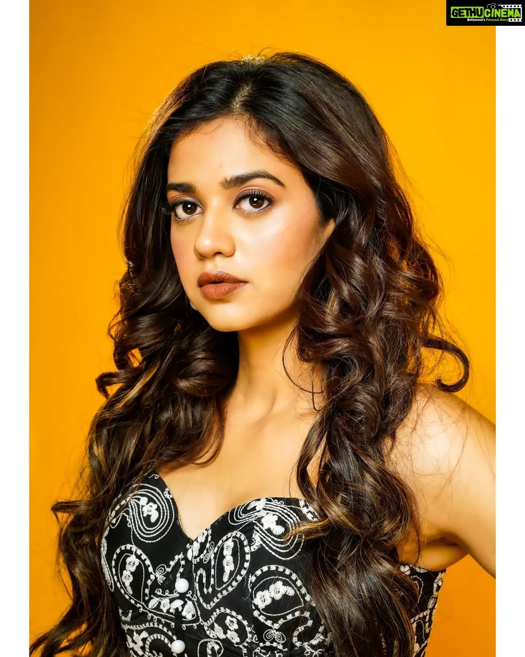 Shruti Sharma Instagram - šš¤ What should we call this combination??? š šø @nikhil.p.sawant Wearing @thelabel.kysa Styling @sonamm1990 Hair @makeover_by_anis Makeup @celebsmakeupbysejal #shrutisharma #fashion #style #shoot #neverstopexploring