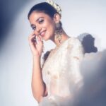 Shruti Sharma Instagram - निगाहें मिलाने को जी चाहता है..... #fashion #photooftheday #white #shrutisharma #saree #indianwear #fyp