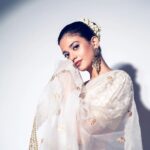 Shruti Sharma Instagram - इश्क वाला सफेद🤍 Styling @kmundhe4442 wearing @gopivaiddesigns Jwellery: @davoir_mode HMU : @makeover_by_anis 📸 @nikhil.p.sawant Managed by @mvsociaal **Lovely team🤗** #fashion #outfit #photo #saree #indianwear #gajra #shrutisharma #shoot #work