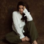 Shruti Sharma Instagram - My love for white shirts🤍 Hair: @glam_up_with_aarti Stylist: @__kavita__29__ Outfit: @madaboutfashion_kejal Makeup 🙋 #me 📸 @nikhil.p.sawant @mvsociaal #white #photogram #actors #shrutisharma #photoshoot #fashioninsta #instagram #explorepage #fashion #ootd Mumbai, Maharashtra