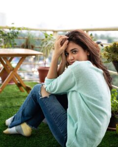 Shruti Sharma Instagram - Be yourself coz noone else can do that!!!🐻‍❄️

Hair: @glam_up_with_aarti
Stylist: @__kavita__29__
Outfit: @madaboutfashion_kejal
Makeup 🙋 #me
📸 @nikhil.p.sawant
@mvsociaal

#spreadlove #post #instafashion #shrutisharma #casualwear #comfort #fashiongram