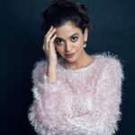 Shruti Sharma Instagram - Love love love 😘 Hair: @glam_up_with_aarti Stylist: @__kavita__29__ Outfit: @madaboutfashion_kejal Makeup 🙋 #me 📸 @nikhil.p.sawant #shrutisharma #postoftheday #instafashion #stayhealthy #stayhappy 😌