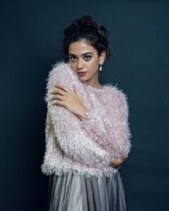 Shruti Sharma Instagram - Love love love 😘 Hair: @glam_up_with_aarti Stylist: @__kavita__29__ Outfit: @madaboutfashion_kejal Makeup 🙋 #me 📸 @nikhil.p.sawant #shrutisharma #postoftheday #instafashion #stayhealthy #stayhappy 😌