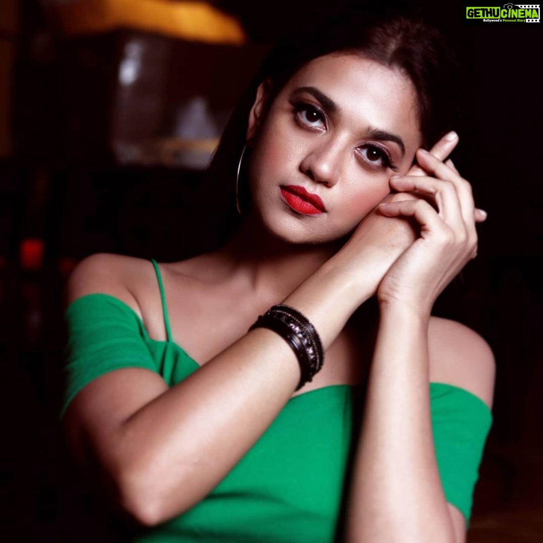 Shruti Sharma Instagram - Keep your focus clear ✨ Stylist: @stylebyriyajn Photographer: @photographybybela Makeup: @priyashyam_makeupartist Hair: @makeup_by_naseem Wearing- @lykkeinofficial Location: @lordofthedrinksmumbai @parulchawla9 @picturenkraftofficial Managed by: @greenlight__media #green #postoftheday #shrutisharma #fashion #actor #photoshoot #poses #wearingtoday #ootdfashion