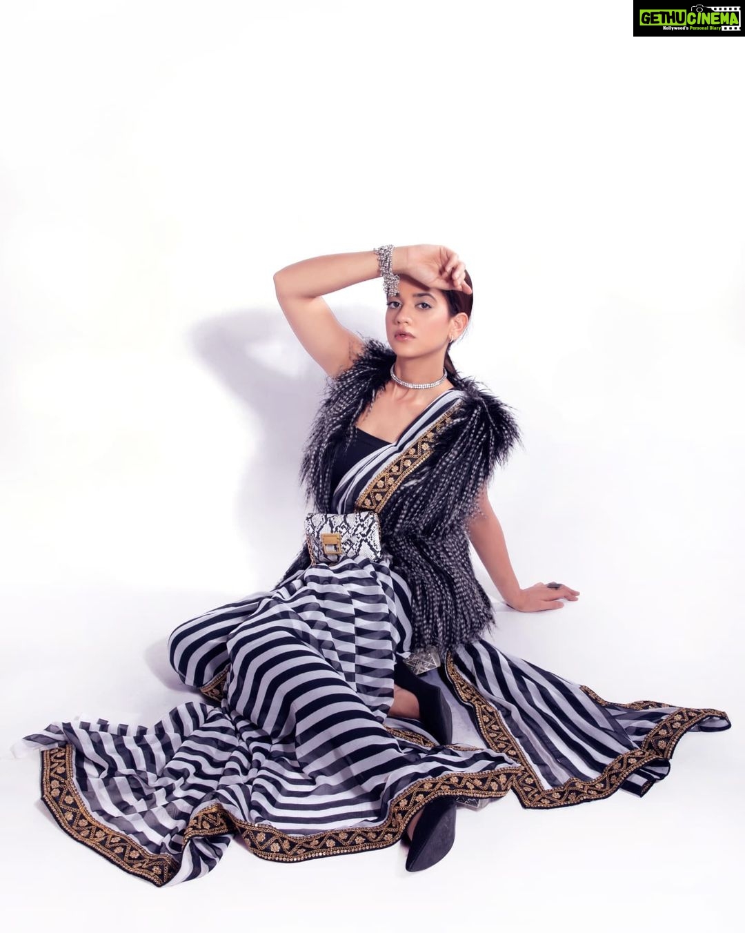 Shruti Sharma Instagram - She stood tall. With the glory of scars and her demons kneeling at her feet🧚 Outfit:- @boutiquelibrary Styling:- @sonammbissakunjir Mua:- @shikhashah_mua Photographer:- @faizankhan.6 Bags:- @umabagsofficial #stripes #sareedraping #indianwear #fashiongram #faishon #shrutisharma #styleinspiration