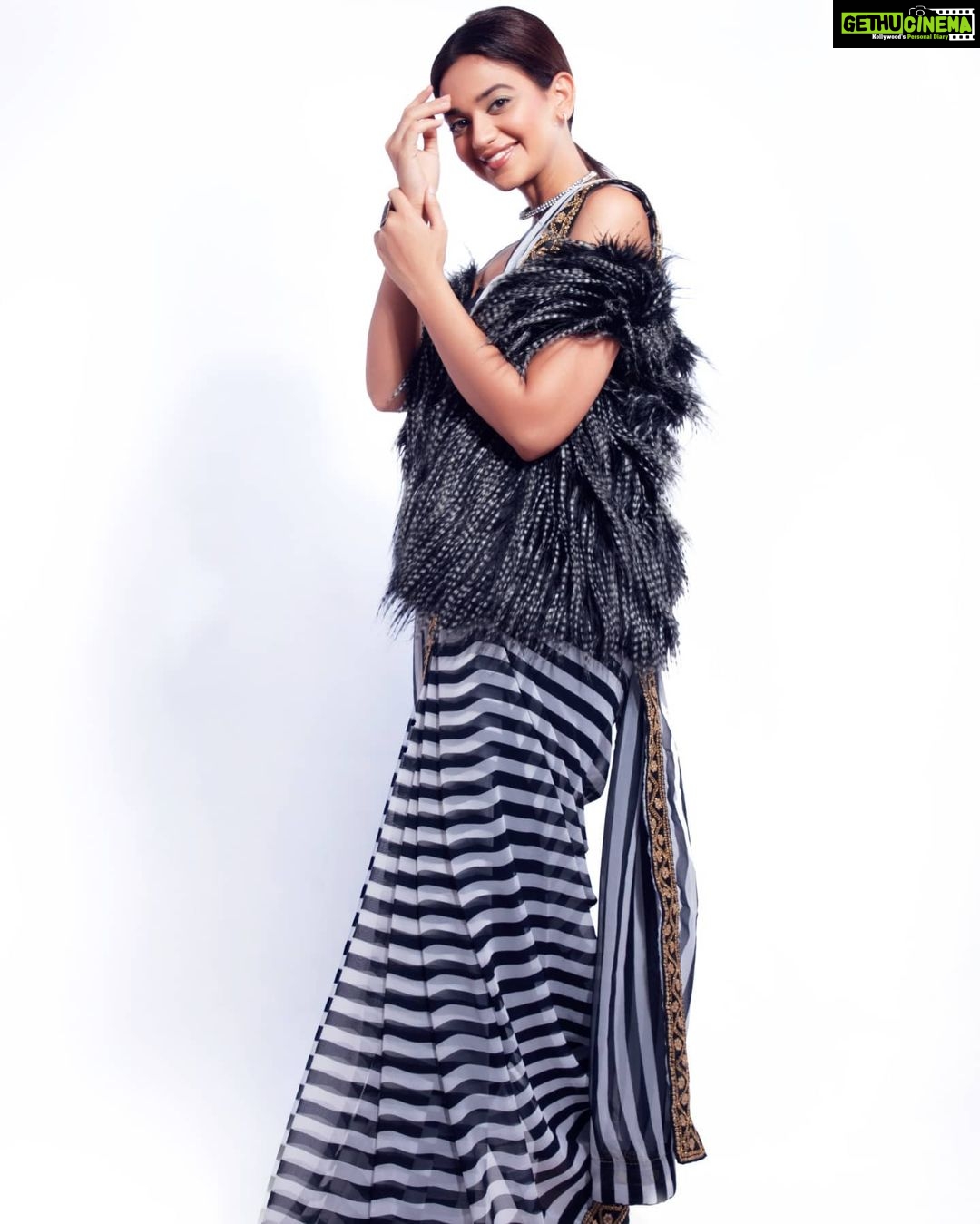 Shruti Sharma Instagram - She stood tall. With the glory of scars and her demons kneeling at her feet🧚 Outfit:- @boutiquelibrary Styling:- @sonammbissakunjir Mua:- @shikhashah_mua Photographer:- @faizankhan.6 Bags:- @umabagsofficial #stripes #sareedraping #indianwear #fashiongram #faishon #shrutisharma #styleinspiration