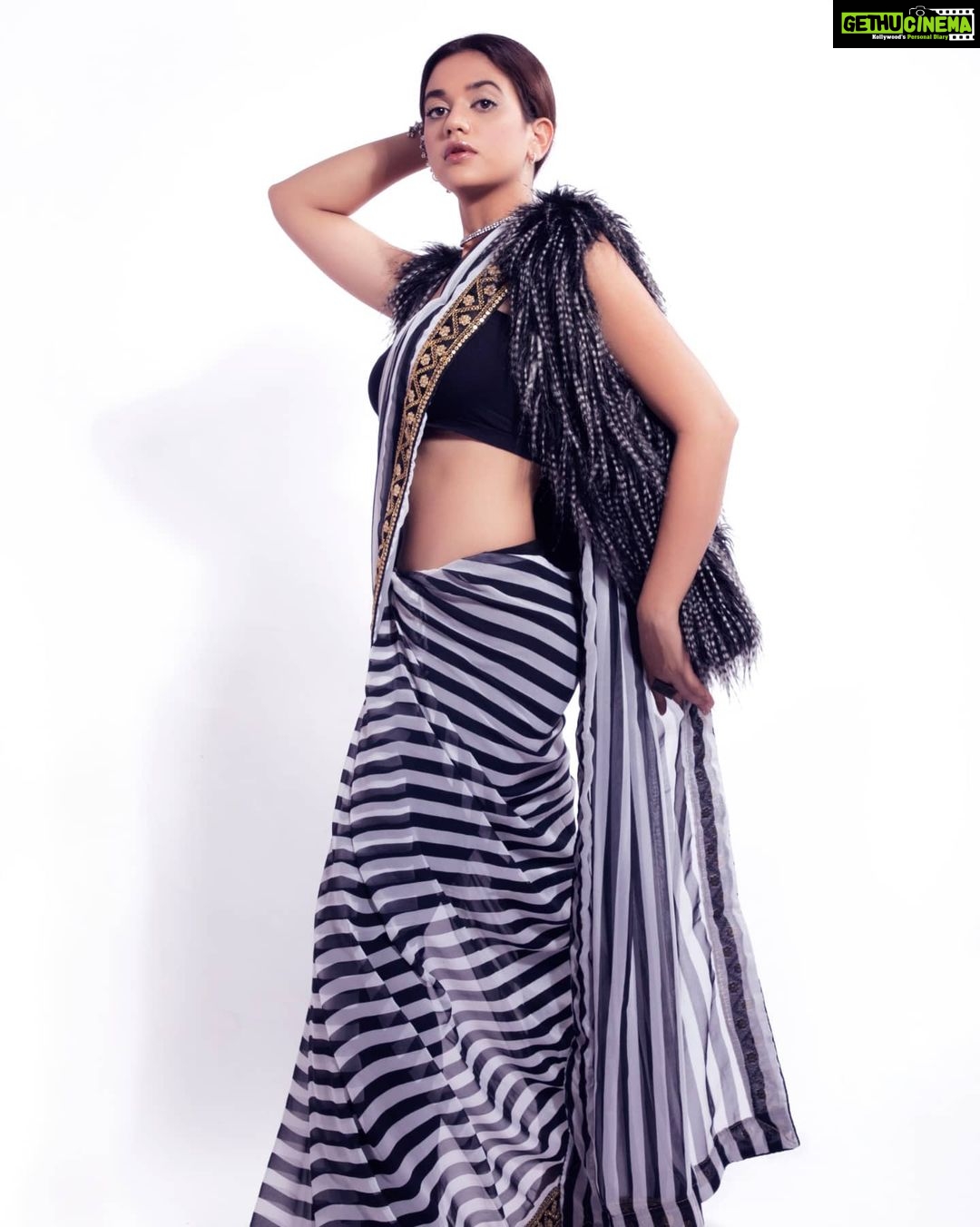Shruti Sharma Instagram - She stood tall. With the glory of scars and her demons kneeling at her feet🧚 Outfit:- @boutiquelibrary Styling:- @sonammbissakunjir Mua:- @shikhashah_mua Photographer:- @faizankhan.6 Bags:- @umabagsofficial #stripes #sareedraping #indianwear #fashiongram #faishon #shrutisharma #styleinspiration