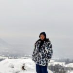Shruti Sharma Instagram - Just me enjoying my dreams turning into reality 🥶❄️💜🥰☃️ #myfirstsnowfall #kashmir #snow #happiness #natureislove Kashmir