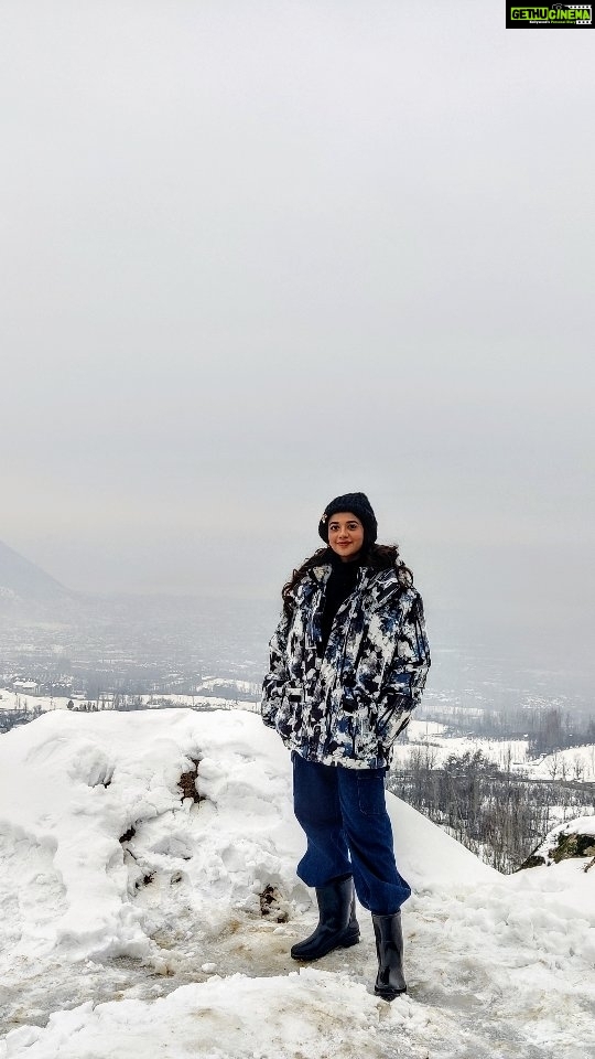 Shruti Sharma Instagram - Just me enjoying my dreams turning into reality π₯ΆβοΈππ₯°βοΈ #myfirstsnowfall #kashmir #snow #happiness #natureislove Kashmir