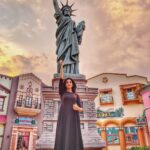 Shruti Sharma Instagram - Early Packup perks 🤪🤭 . . . #explore #travel #filmcity #hyderabad #ramojifilmcity #shrutisharma #actorslife #statueofliberty #charliechaplin #fun Ramoji Film City