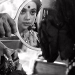 Shruti Sharma Instagram - एक अदाकारा....🥀. 📸 @nikhil.mehta0143 #actorslife #mirror #portrait #photography #bekind #lifeisamirror #kahani #shrutisharma #namakisskka
