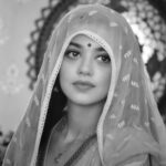 Shruti Sharma Instagram - 🥀...कहानी... #kahani #namakisskka #shrutisharma #calm