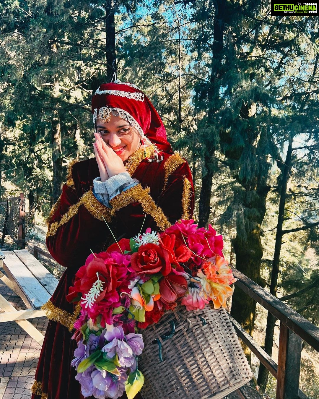 Shruti Sharma Instagram - My never ending love for Pahad and #pahadiculture ❄️ Me in 4 degree temperature getting the mandatory pahadi outfit pictures 😛🙈 #travel #lifegoals #indianwear #frozeninside #mountains Himalayan View, Nainital