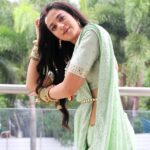 Shruti Sharma Instagram – सावन…
मनोहरी 🌼

Wearing @praanavsrathod 
Makeup @yogesh_gupta4545 
Hair @pramilahairstylesh 
📸 @arun.suman.12 

#postoftheday #monsoon #special #onset #bts #shrutisharma #kahani #Satya #NamakIsskKa #indian #traditional #saree #mood Mumbai, Maharashtra