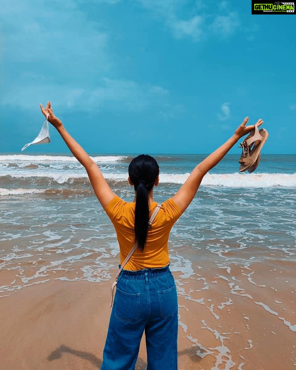 Shruti Sharma Instagram - Life is unpredictable....live, love, laugh... Feel every moment and accept what life brings you and...πΌ Keep moving...πΆββοΈ #picoftheday #naturelovers #sea #cravings #happy #peace #shrutisharma #photography #love #lifegoeson Silver Beach