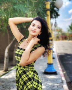 Shruti Sharma Instagram - 🤗🌿🥀

📸 @yogesh_gupta4545

Wearing @onlyindia

#colors #nature #photography #shrutisharma 
#actor