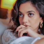 Shruti Sharma Instagram - Hmmm….. If you’re gonna stare at me please say Mashallah ✨ Photographer - @ashish_sawant__ Makeup - @celebsmakeupbysejal Hair - @abidansanri Jewelry - @stylingcityy Location - @courtyardmumbai Team - @greenlight__media #selflove #lagom #bohemian