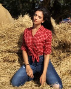 Shruti Sharma Instagram - Early packup...
Checks on #denim !!
😌 Rest is on your screen 😎

📸 @yogesh_gupta4545

#checks #shirts #denim #love 
#sunkissed #pose #clicks
#shrutisharma #actor #onset