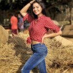 Shruti Sharma Instagram - Early packup... Checks on #denim !! 😌 Rest is on your screen 😎 📸 @yogesh_gupta4545 #checks #shirts #denim #love #sunkissed #pose #clicks #shrutisharma #actor #onset