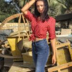 Shruti Sharma Instagram - Early packup... Checks on #denim !! 😌 Rest is on your screen 😎 📸 @yogesh_gupta4545 #checks #shirts #denim #love #sunkissed #pose #clicks #shrutisharma #actor #onset