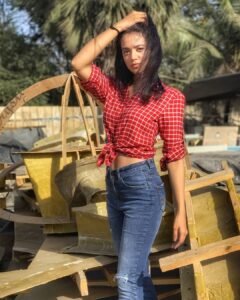 Shruti Sharma Instagram - Early packup...
Checks on #denim !!
😌 Rest is on your screen 😎

📸 @yogesh_gupta4545

#checks #shirts #denim #love 
#sunkissed #pose #clicks
#shrutisharma #actor #onset