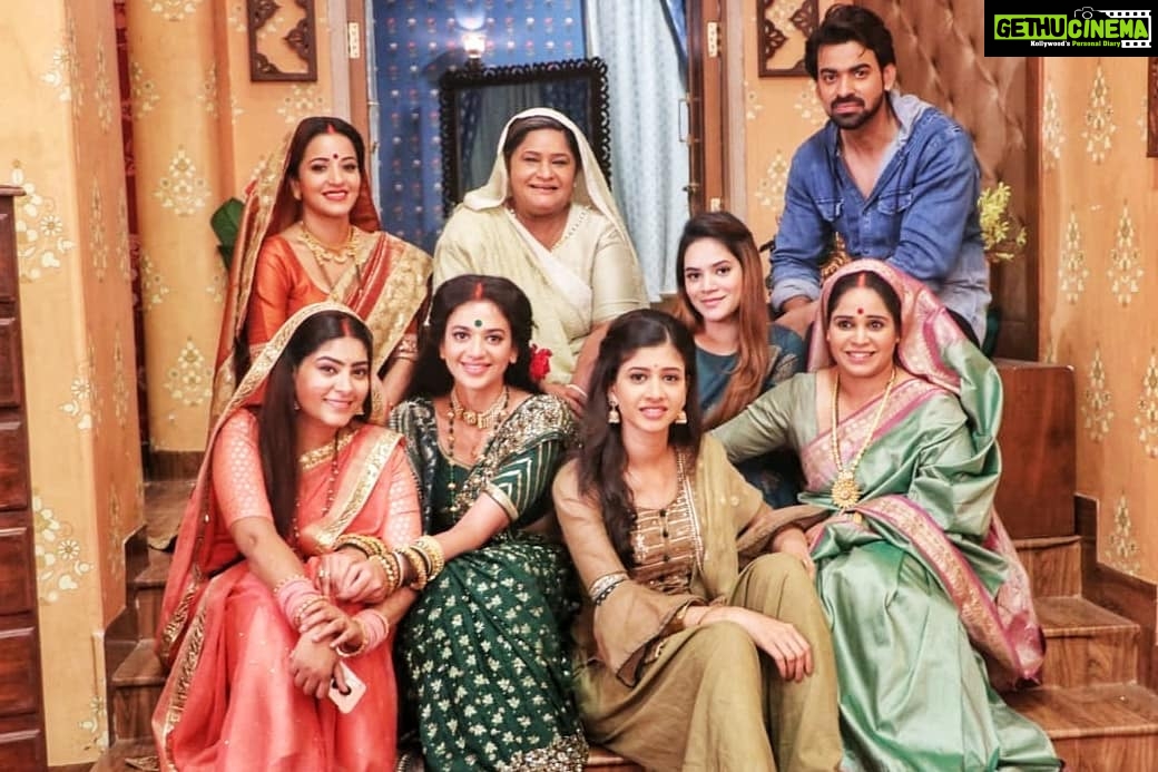Shruti Sharma Instagram - इश्क वाला नमकीन परिवार ❤️ 🤭 #namakisskka #50episodes #yuhani #celebration #family #actorslife