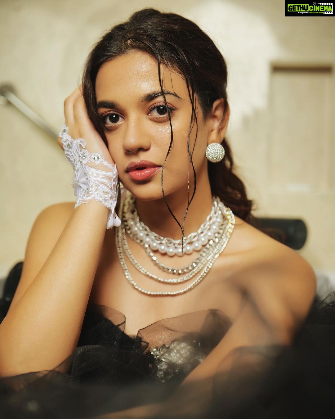 Shruti Sharma Instagram - I know I am RARE 🧸⚔️✨ Stylist - @rimadidthat Photographer - @ashish_sawant__ Makeup - @celebsmakeupbysejal Hair - @abidansanri outfit - @zeel_ritu_agarwal Jewelry - @stylingcityy Location - @courtyardmumbai Team - @greenlight__media #classy #sassy #jwellery #fashion #queen