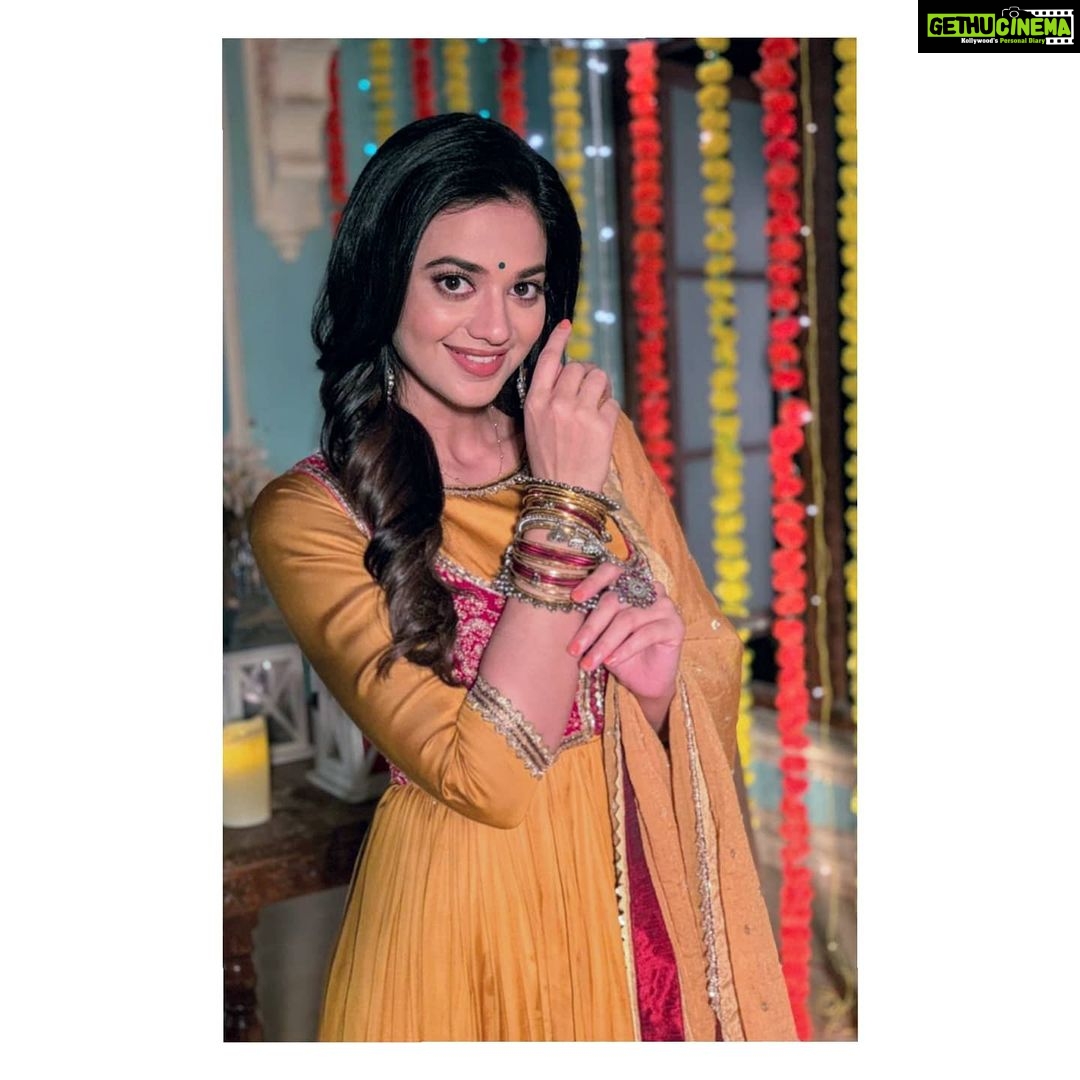 Shruti Sharma Instagram - शुभ धनतेरस 🧡 . . #firstlook #kahani #chamcham #namakisskka @colorstv #comingsoon 📸 & Makeup @yogesh_gupta4545 #shrutisharma #actor #different #roles #life #dewali #special 🥻 & Styled by @praanavsrathod Hair #pinkydidi