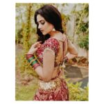 Shruti Sharma Instagram - Here it starts....❤️ . . #Chamcham #NamakIsskKa 🥻 & styling @praanavsrathod Makeup💅 @yogesh_gupta4545 Hair🙆 @aminashaikh3388 @colorstv #newlook #NIK #indian #attire #stagelook 1 #shrutisharma