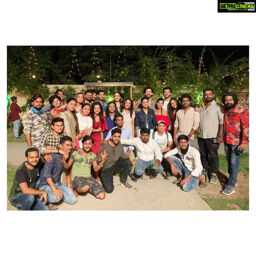 Shruti Sharma Instagram - Happy endings are the best ones..π Another journey ended giving life to new friendships and bonds!! These people literally created #Jadoo on screen and offscreen. Thanks to all of you guys and our loving fan family. You were so supportive and loving. So positive!! Keep loving and spreading positivity βΊοΈπ Thankyou for bringing smile on my face @officialaditisharma @vikramsingh_chauhan @garimasrivastav9 @vaibhavikapoor04 @gouriagarwal @bhattacharya.richa @seema_azmi @jaswinder_gardner @the__shehzadaaa @shrawankumarroy and the whole direction team. Whole spot and production teamπ. #yehjaduhaijinnka Lots of love to all π. @gulenaghmakhan @atifcam @muskan_bajaj02081987 Thankyou for giving me #SHAYARI β€οΈ #yjhjk #shayari #shrutisharma