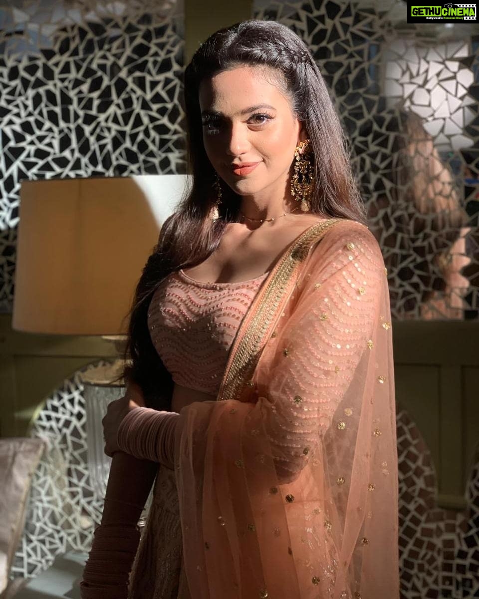 Shruti Sharma Instagram - Happiness is a choice!! ....🧡......... Being happy doesn't mean everything is perfect. It means you have decided to look beyond imperfections!! . . #stayhappy #stayfocused #shayari #yjhjk #starplus #shrutisharma 📸 @yogesh_gupta4545 Mumbai, Maharashtra
