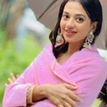 Shruti Sharma Instagram - झिलमिल बूंदें, भीगे केश, हवा सी इठलाती... भीगी भागी शायरी...🌸 PC @yogesh_gupta4545 😊 #shayari #yjhjk #upcomingtwist