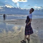 Shruti Sharma Instagram - After 3 months I stepped out of my home, was craving to visit Juhu...and it was worth waiting..!!! No filters, no editing.... This experience was soooo peaceful.... crystal clear sky, clean beach & ardent waves...!! Haaaaah!!! We already live in heaven 💙.. Let's not destroy it anymore!!! . . . #nature #peace Juhu Beach, Mumbai