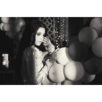 Shruti Sharma Instagram - Black & white or colored...!! Life goes both ways..🍁 . .. #palak #nazar2 #onset #click #post #pose #retro #look #shrutisharma #actor #life #balloons #colors #lights #eyes Mumbai, Maharashtra