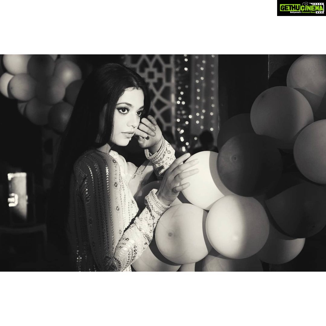 Shruti Sharma Instagram - Black & white or colored...!! Life goes both ways..π . .. #palak #nazar2 #onset #click #post #pose #retro #look #shrutisharma #actor #life #balloons #colors #lights #eyes Mumbai, Maharashtra